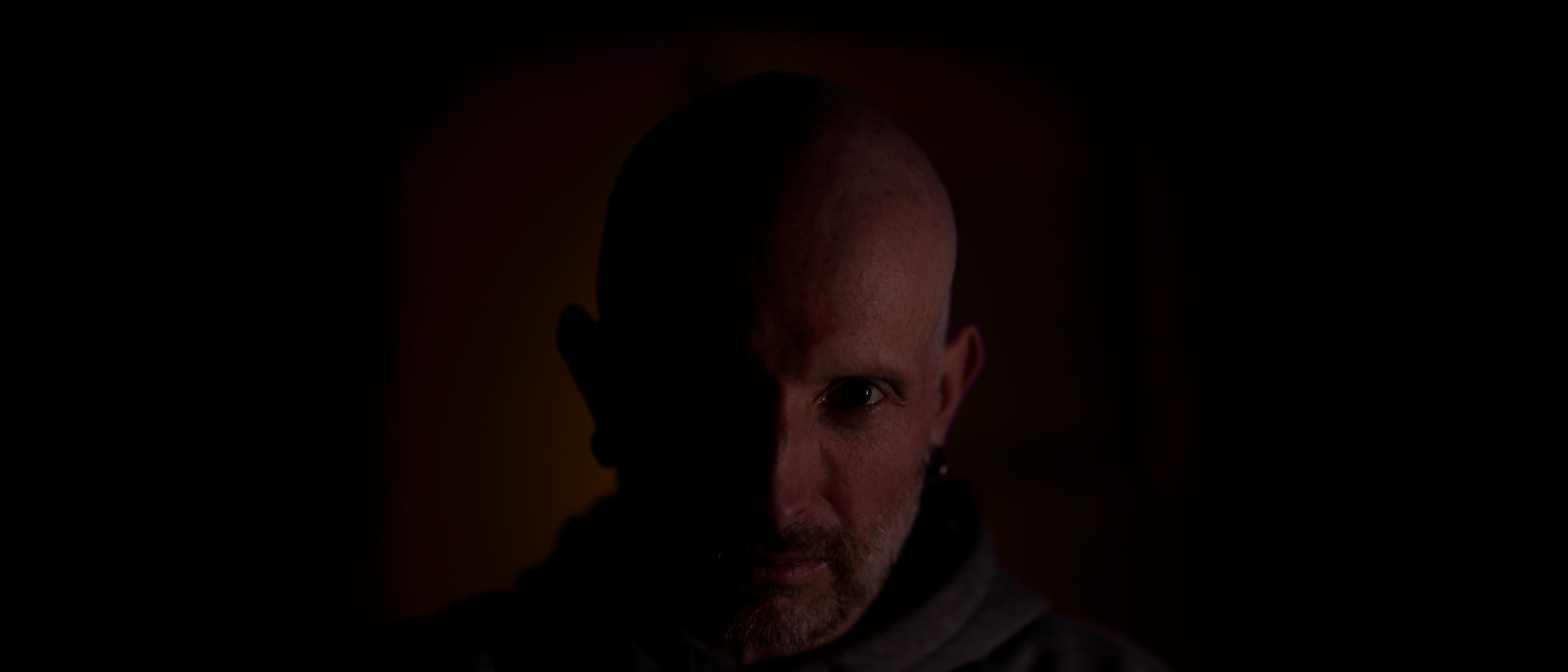 Mann mit starren Blick